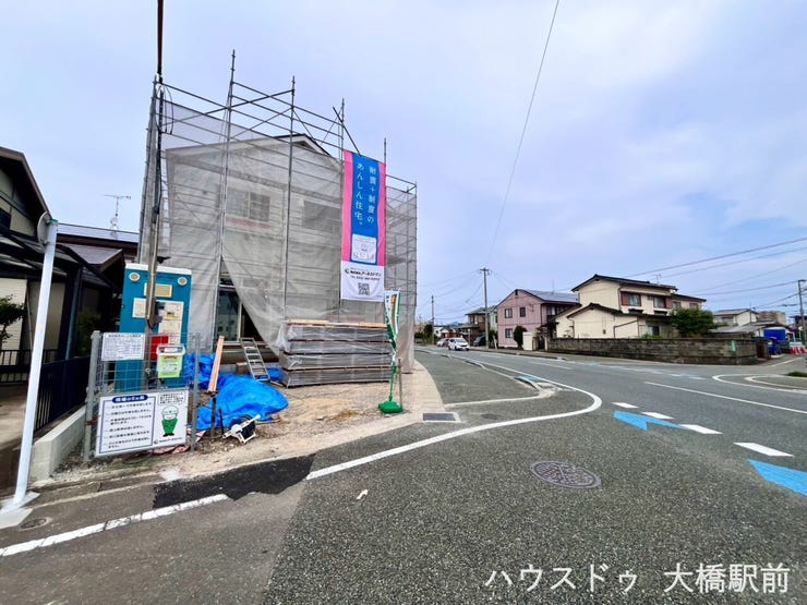 前面道路が広々としており、車の出し入れや駐車がスムーズに行えます。運転が苦手な方や、大きめのお車をお持ちの方でも安心してマイカーを駐車できる、ストレスフリーなカースペースです。