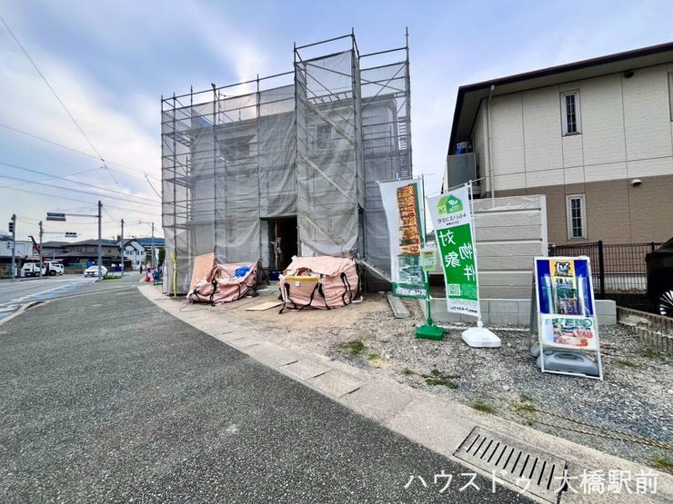 前面道路が広々としており、車の出し入れや駐車がスムーズに行えます。運転が苦手な方や、大きめのお車をお持ちの方でも安心してマイカーを駐車できる、ストレスフリーなカースペースです。