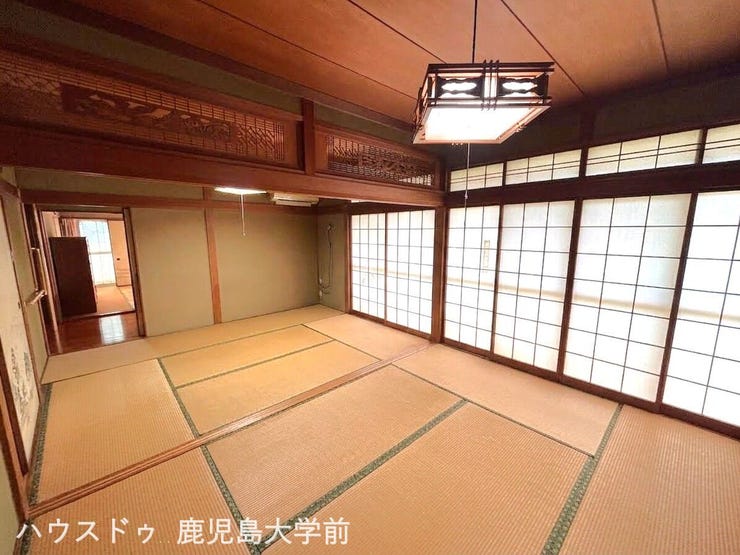 6帖2部屋の仕切りを外し、12帖の広々とした和室☆※掲載写真はAI加工により家具・荷物等を削除しています。