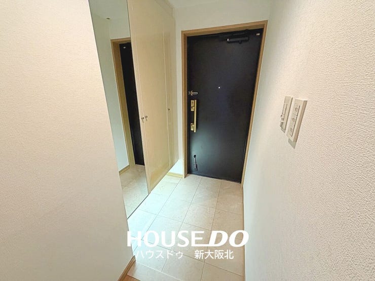 ■玄関には姿見を備えており、お出かけ前の身だしなみチェックに便利♪玄関空間を広く見せてくれるのも嬉しいポイントです!