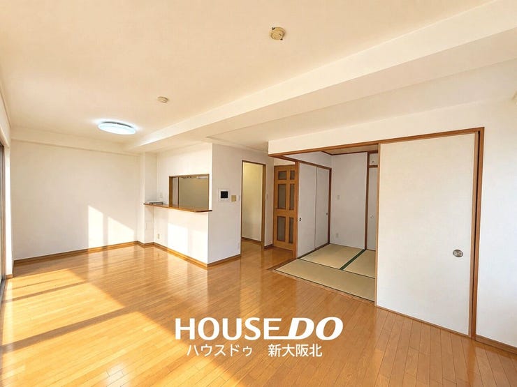 ■ご家族との会話が楽しめる対面式のシステムキッチン!
■料理をしながらテレビを見たり、お子さまの様子を見守ることもできますよ!
■嬉しいカップボード付き♪