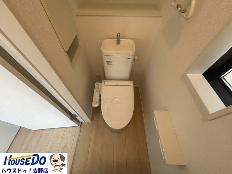 ≪同仕様写真≫
トイレは各階にあり、ご家族で利用が重なりやすい忙しい朝の時間帯もスムーズです。温水洗浄便座仕様なので、快適にご使用いただけます。