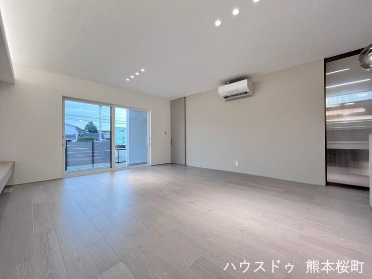 ■安らぎと笑顔の中心地■陽光が優しく降り注ぎ、会話が自然と弾む。ここでは、毎日が特別な時間へと変わります。