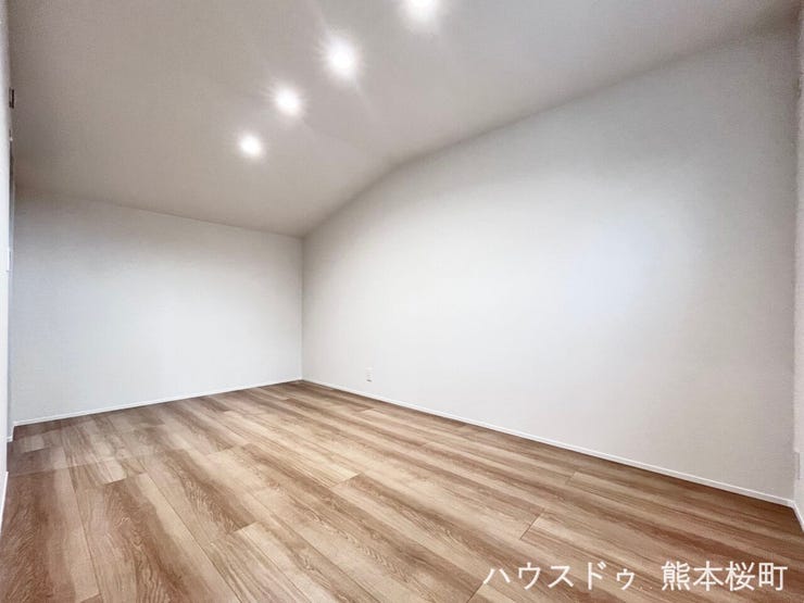 ■2階7.5帖洋室■寝室、書斎、趣味の部屋。家族の成長やライフスタイルに合わせ、様々な使い方ができる快適な空間です。