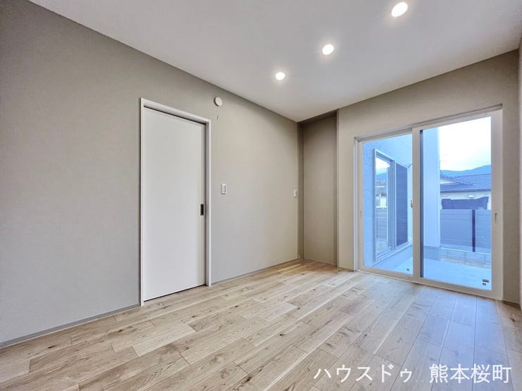 ■1階6帖洋室■ゲストをもてなし、昼寝や家事にも使える、心地よい多目的万能スペース。