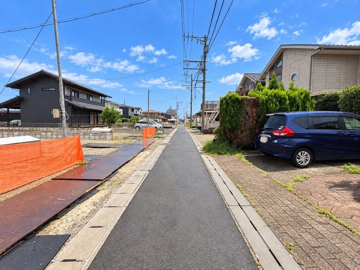 【前面道路】
交通量が少なく静かな環境のため、歩行者や高齢者、お子様にも安心の立地です♪
周辺の騒音も少ないため、落ち着いた雰囲気の中で穏やかな毎日を過ごしたい方にぴったりの住環境です!