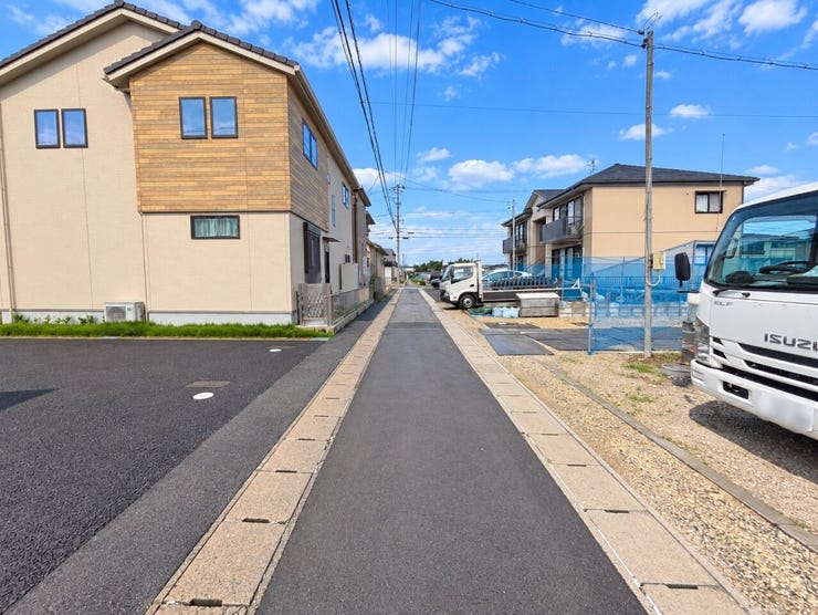 【前面道路】
交通量が少なく静かな環境のため、歩行者や高齢者、お子様にも安心の立地です♪
周辺の騒音も少ないため、落ち着いた雰囲気の中で穏やかな毎日を過ごしたい方にぴったりの住環境です!
