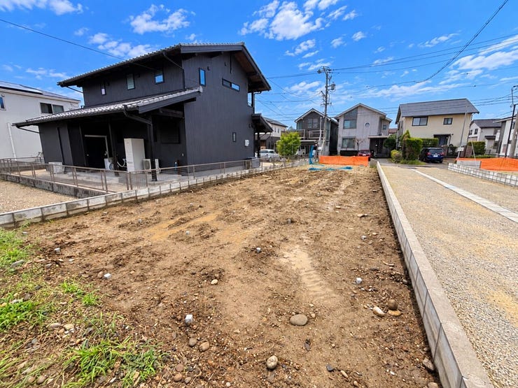 【駐車場 並列2台分】
並列2台分の広々とした駐車スペースで、車の乗り降りや荷物の積み下ろしもスムーズです!
大型車にも対応しやすく、家族や来客の車もそれぞれ独立して停められて便利です♪
