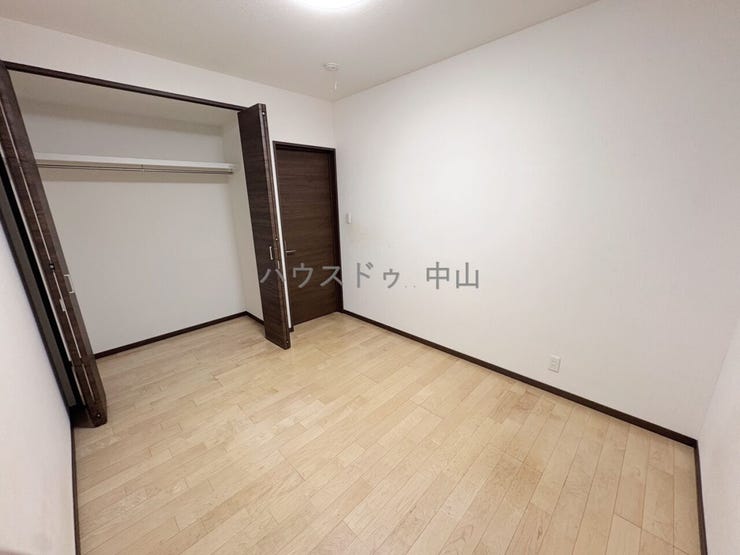 \多用途に使える2階洋室/
子ども部屋や書斎、趣味の空間としても活躍。採光にも配慮された明るい室内で、ライフスタイルに合わせて柔軟に使えます。