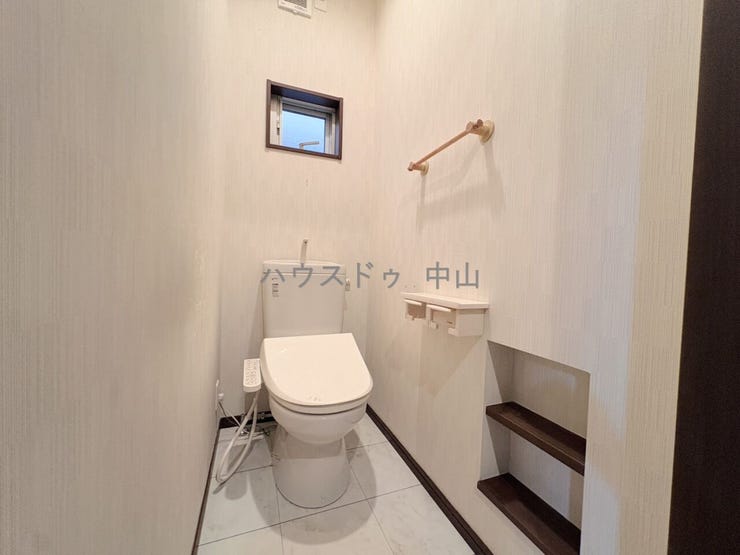 \2階にも快適な洗浄便座付きトイレ/
朝の忙しい時間帯も混み合いにくく、使い勝手の良い設計。清潔感のある空間で、毎日の暮らしをより快適に支えます。