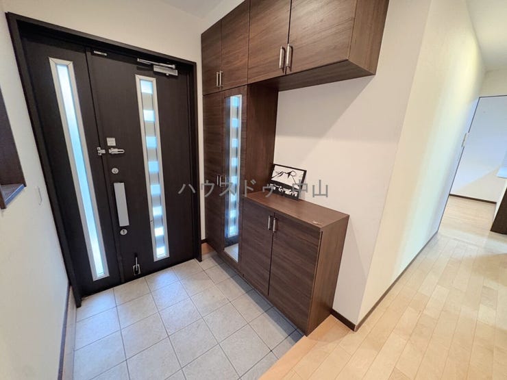 \住まいの第一印象を彩る玄関/
ゆとりある空間設計で、家族の「いってきます」と「ただいま」を心地よく迎えます。収納力も備え、すっきりとした玄関を保てます。