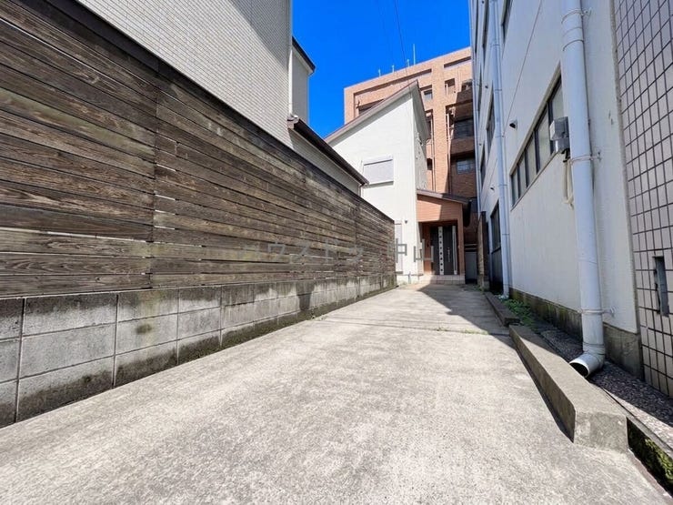 \ゆとりの駐車スペース3台分/
ご家族それぞれの車はもちろん、来客時も安心の広さ。日々の通勤やお出かけもスムーズな、使い勝手の良い駐車場です。