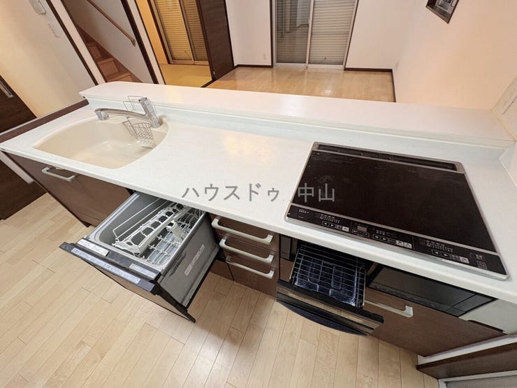 \家族との会話が弾むキッチン/
リビングを見渡せる開放的な設計で、料理中も安心。収納力も備え、毎日の家事が快適になる使いやすい空間です。