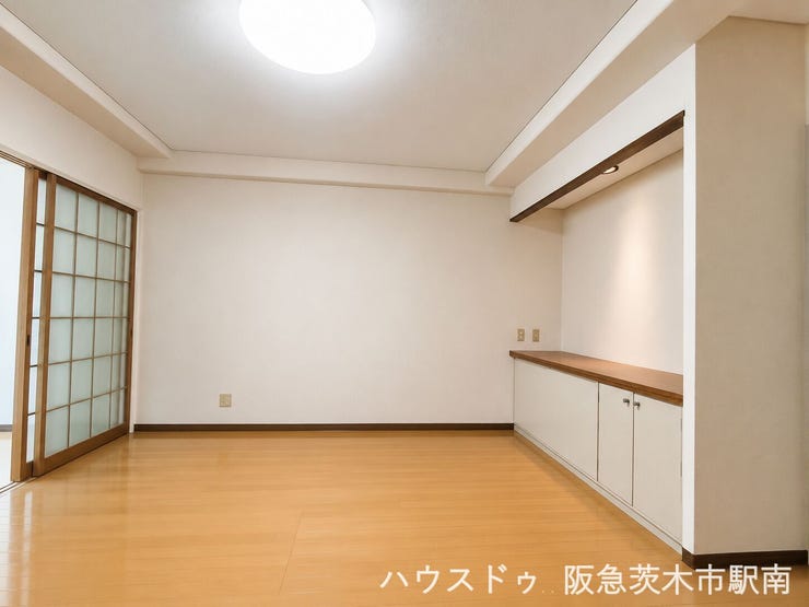 【間取り】
造り付け収納を備えた使いやすいリビング。家具の配置もしやすく、すっきり暮らせる空間です。※画像は家具等処理しておりますのでイメージ画像になります。