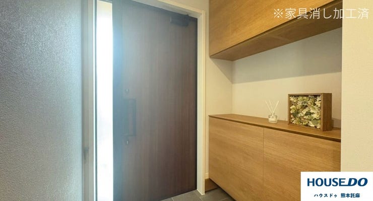 ドアの横に窓があり、光が差し込んで明るくなっています。