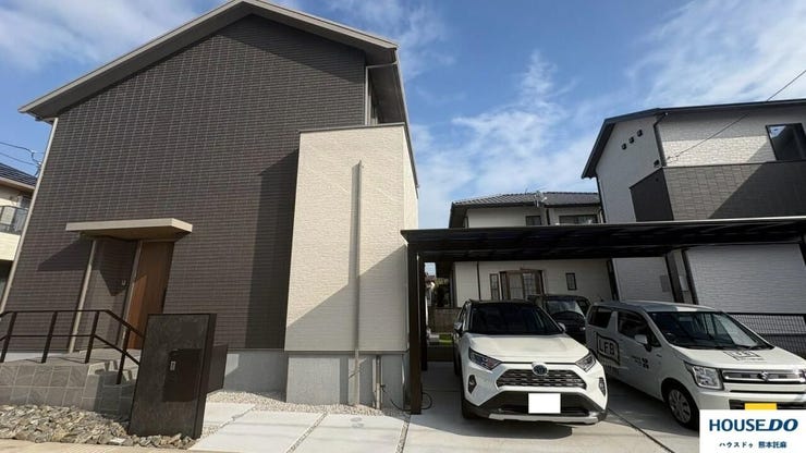 【外観】
シックな外壁のお家と駐車4台可能の駐車場です。