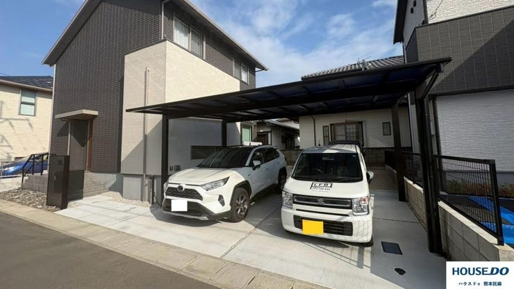 カーポート付きで雨の日も安心です♪