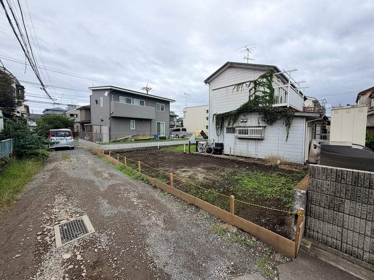 【外観】
陽当たりの良い住空間と使いやすい間取りが魅力の住まいです。周辺には生活利便施設も揃い、毎日の暮らしを快適にサポート。ぜひ現地で実際の広さや住み心地をご体感ください。