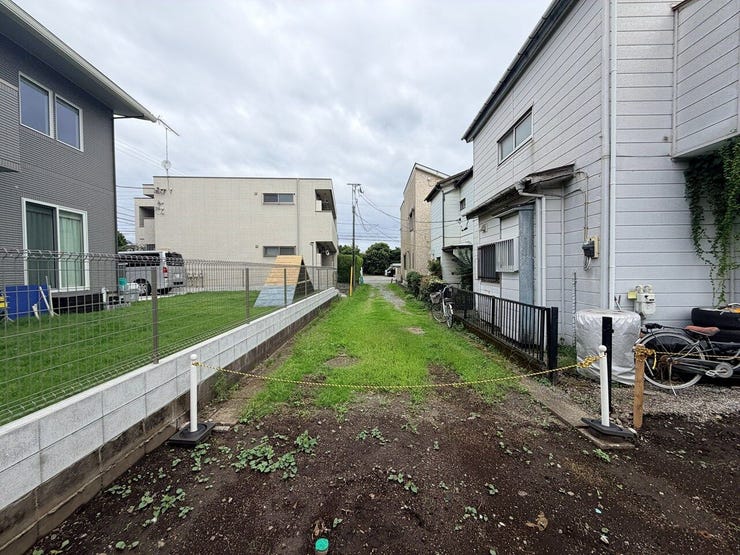 駐車スペース付きで、お買い物帰りの荷物運びもスムーズです。