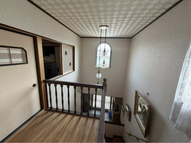 吹き抜けがつくる、明るく開放的な空間