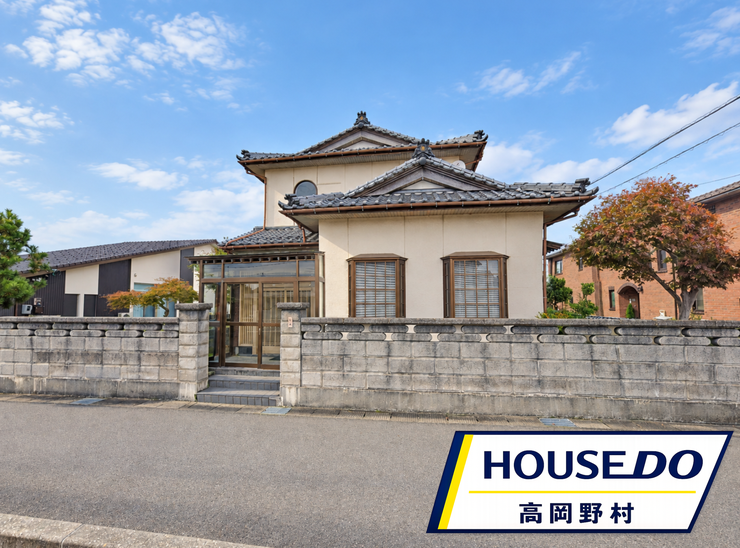 【外観】
8DKのゆとりある間取りと、約145坪の広い敷地が魅力のお住まいです。庭ではガーデニングや家庭菜園なども楽しめます。南・東の二方道路に面しており、スーパーも徒歩圏内です。