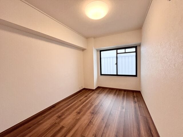 5.2帖洋室:小ぶりなお部屋ですが、収納もしっかりとあるので、お部屋を広く使えます。
