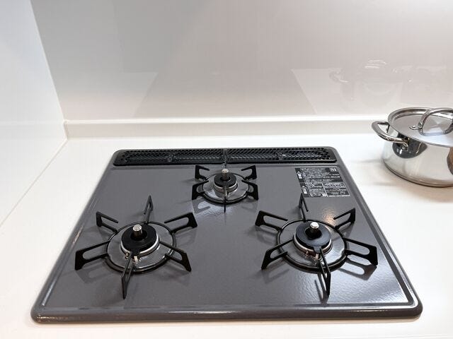 キッチン:三口のコンロなので一度に調理ができるので、お料理もはかどりますね。お休みの日にご家族でお料理も楽しめそうです。