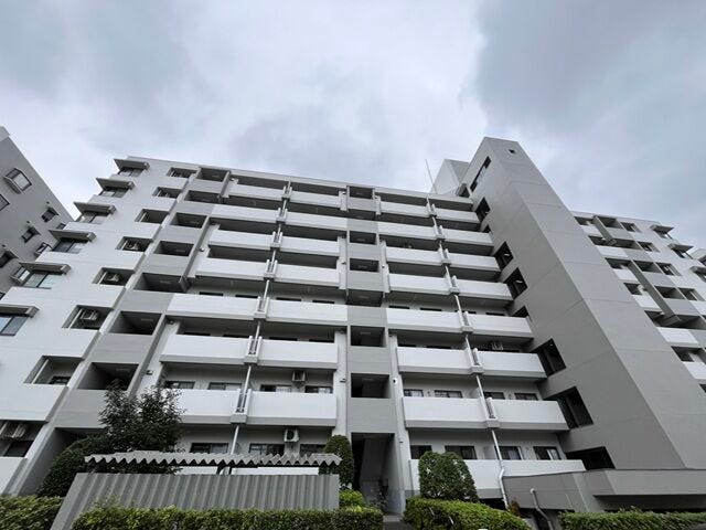 京王相模原線「南大沢」駅から徒歩8分と通学・通勤にも便利な立地。昭和58年築の中古マンションです。