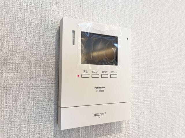 モニター付きインターホンなので、来客者の顔を確認してから対応することができます。