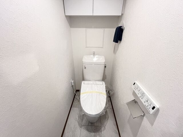 トイレ:ウォシュレット付のトイレになります。ペーパーホルダーも1つ付いています。