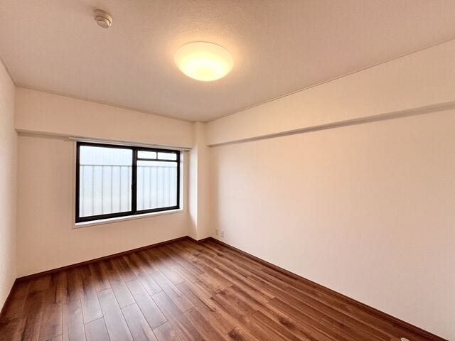 6.3洋室:暗くなりがちな北側のお部屋ですが窓もあるので1日中安定した採光を期待できそうです。