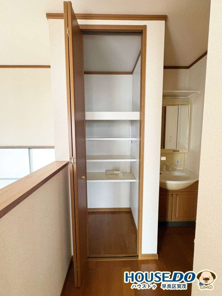 家族みんながアクセスしやすい廊下に、便利な棚収納を備えました。
日用品のストックや掃除用具を用途に合わせて整理し、空間をすっきり保てます