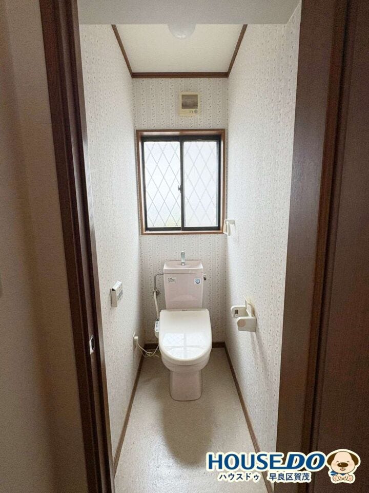 自然換気が行える小窓付きで、いつでも爽やかな空気を保てます。
落ち着いた内装デザインで、ほっと一息つける清潔で快適なレストルームです。