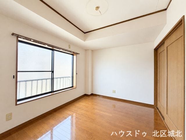 【6帖洋室】
自分専用の場所があるので,リビングダイニングに自分のものを置きっぱなしにすることもなくなります。