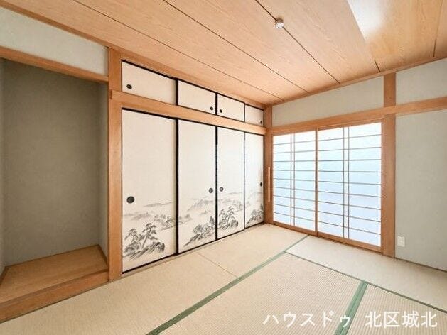 【6畳和室】
客間としても普段使いの居室としても便利に使える和室で、来客時には宿泊にも対応できる頼もしい空間となっています。