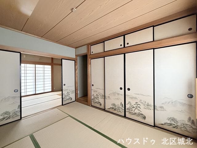 【6畳和室】
仕切りを開けると家族団らんの開放的空間。閉めれば固有のスペースが作れます