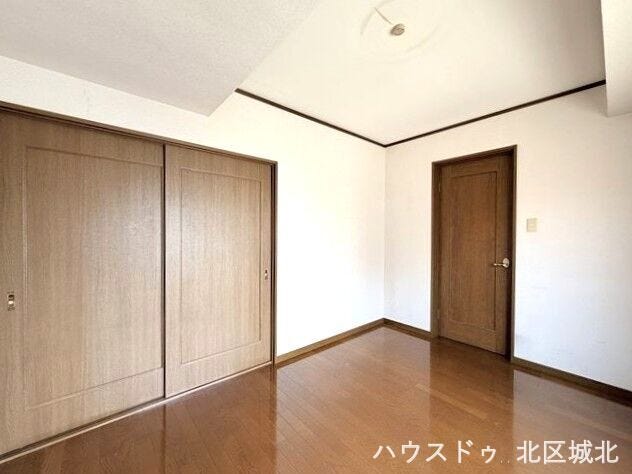 【6帖洋室】
クローゼット付きお部屋。季節物の整理に便利で、使い勝手の良い洋室収納です。