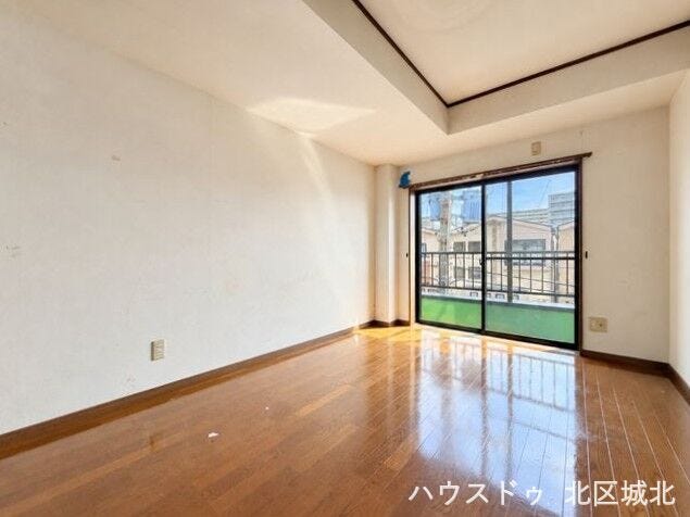 【6.2帖洋室】
窓からたっぷりと陽光がふりそそぐ明るい空間です。心地よい毎日を過ごせる空間です。