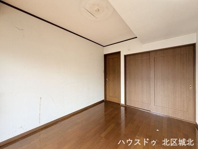 【6.2帖洋室】
明るく、収納スペースも完備された洋室は、子供部屋としても、寝室としてもお使い頂けます。