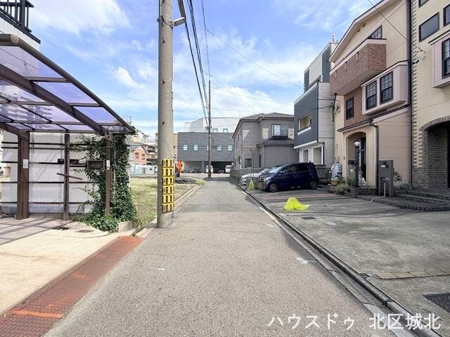 【南側前面道路】
幅員約3.6m前面道路。一方通行の道路ですので車もスピードに気を付けて走行するので歩行者も安心です。