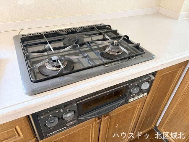 複数の調理を同時に進められる三口コンロと、便利なグリルを備えた機能的なキッチン。