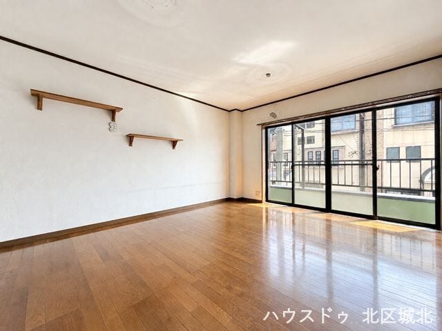 【11帖LDK】
リビングとダイニングキッチンがワンフロアに集まった開放的な空間。できた料理をすぐに食卓へ運べるのも嬉しいところです。