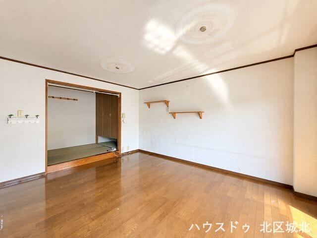 【11帖LDK+4畳和室】
絨毯ラグをひけば思わず寝転がりたくなってしまうような広々空間です。子供が走り回っても気兼ねないリビングダイニングです。