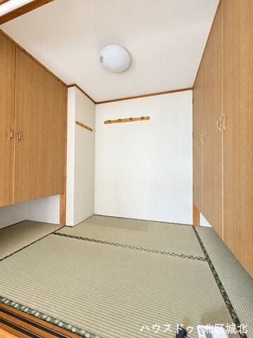 【4畳和室】
柔らかであたたかな感触の畳は,ほどよく湿気を吸ってくれるので、直接肌に触れても快適です。お昼寝の場所にも最適です。