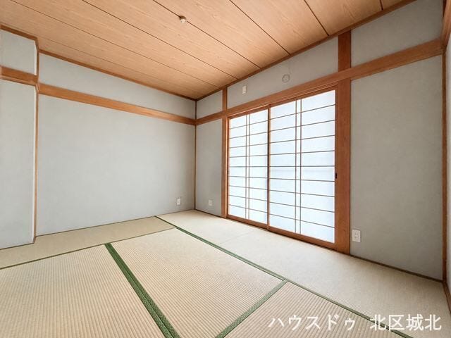 【6畳和室】
落ち着いた雰囲気の和室。客間やくつろぎの空間として幅広く活用できます。