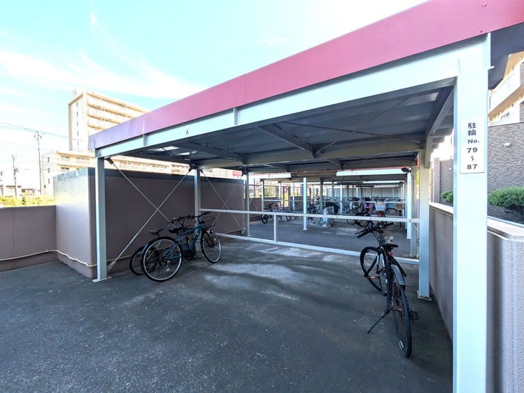 ◆自転車置場◆
屋根付きの自転車置き場です!とてもしっかりとした造りで、十分な数が置ける自転車置場です◎エントランスの目の前に並んでいるのでとても便利です☆彡管理の行き届いた共用部は安心ですね!