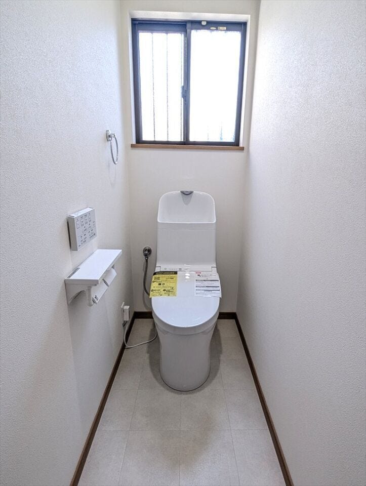 ウォシュレット機能付きトイレです♪
タオルリングやペーパーホルダーも完備です♪