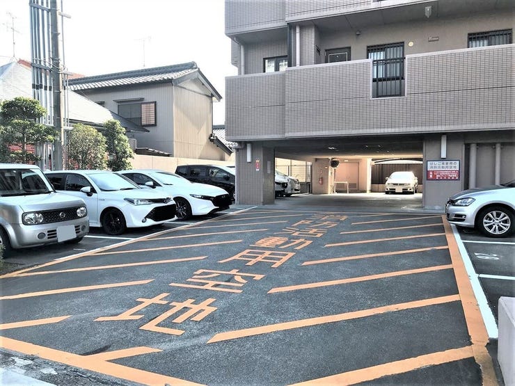 平面駐車場なので停めやすいです!