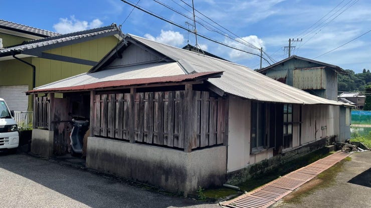 【外観】
古家付きの土地になります。