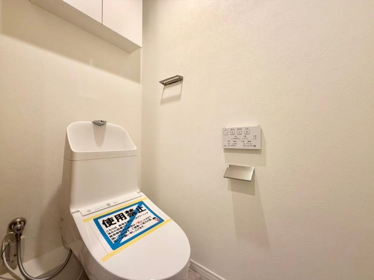 トイレットペーパーのストックや、お掃除用品などをスッキリしまえる、収納付きのトイレ!生活感が出にくく、お客様にも気持ちよく使ってもらえますね♪